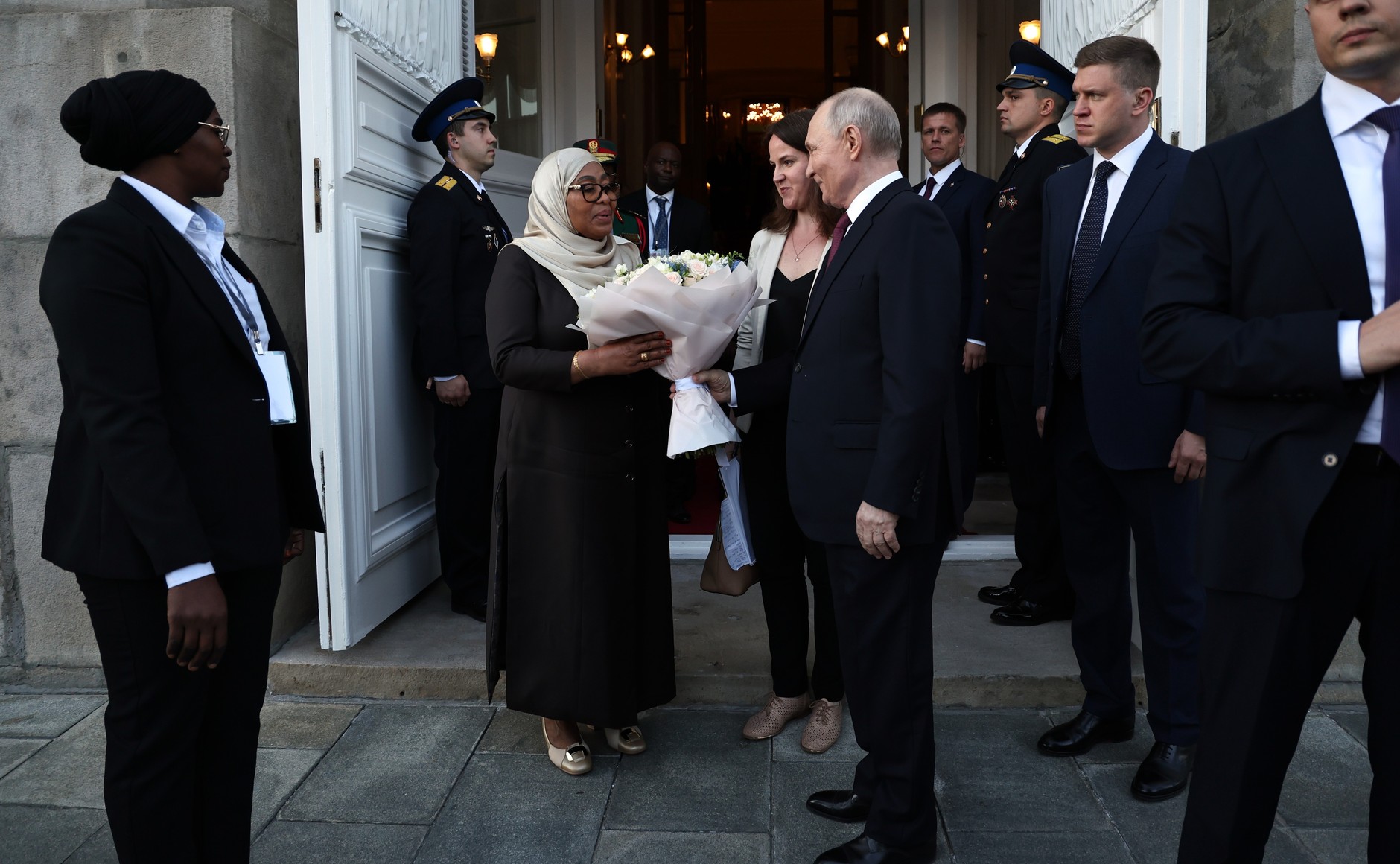 Путин подарил букет роз президенту Танзании после переговоров в Кремле