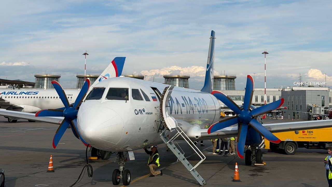 Новый российский Ил-114-300 прилетел в Петербург для участия в ПМЭФ