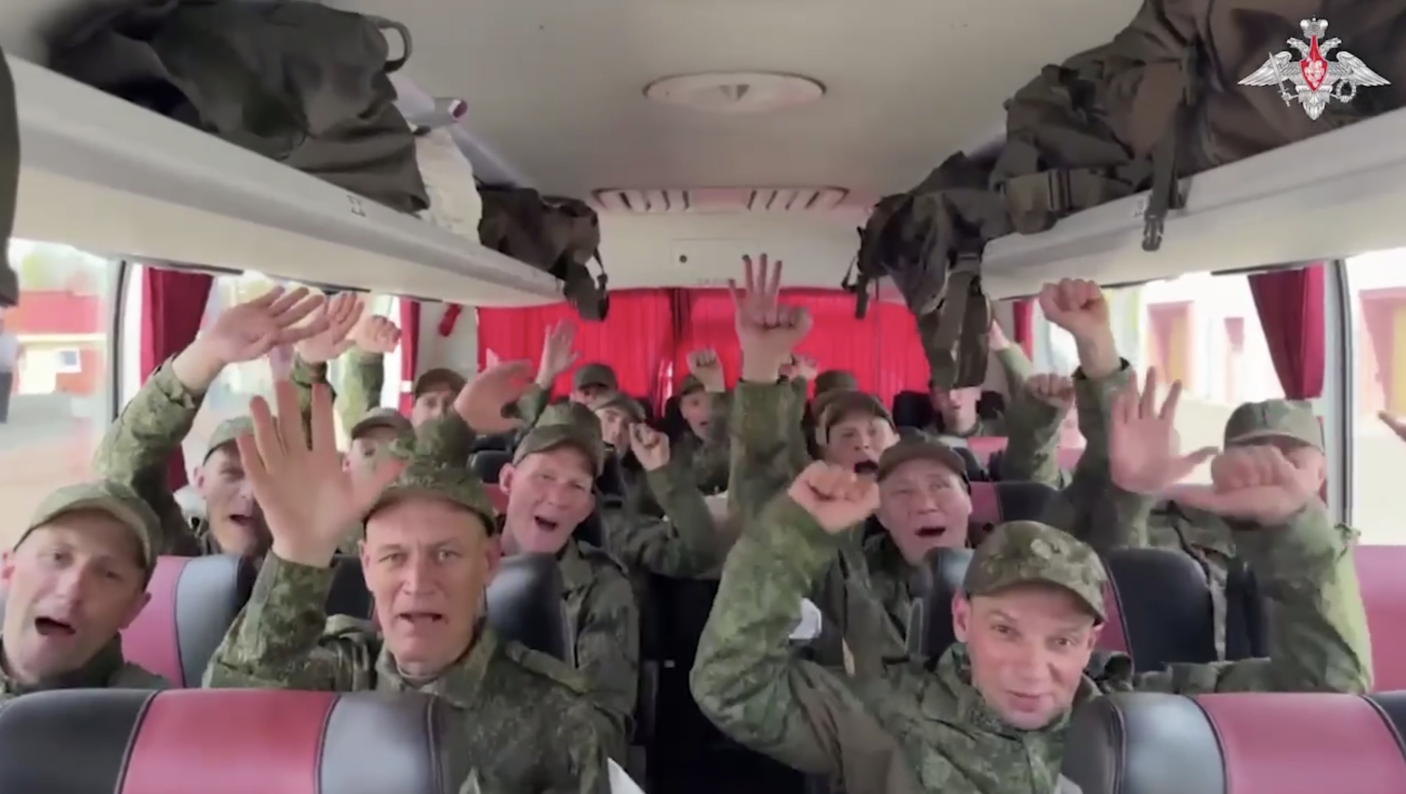 &laquo;Ура! Мы дома!&raquo;: Минобороны опубликовало трогательное видео возвращения бойцов из украинского плена