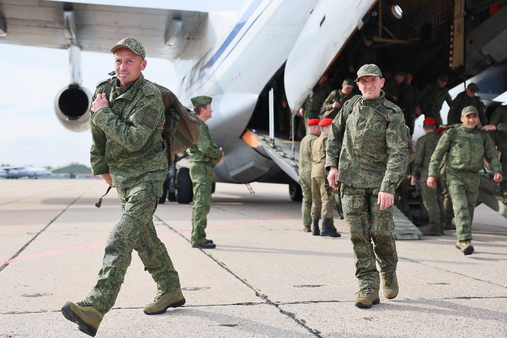 Ил-76 с освобождёнными из плена российскими военными сел в Подмосковье

