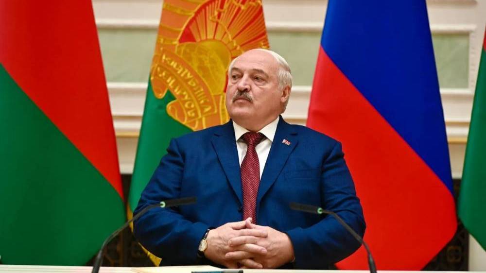Лукашенко хочет уберечь Белоруссию от &laquo;вражьей морды&raquo;, сохранив мир и покой