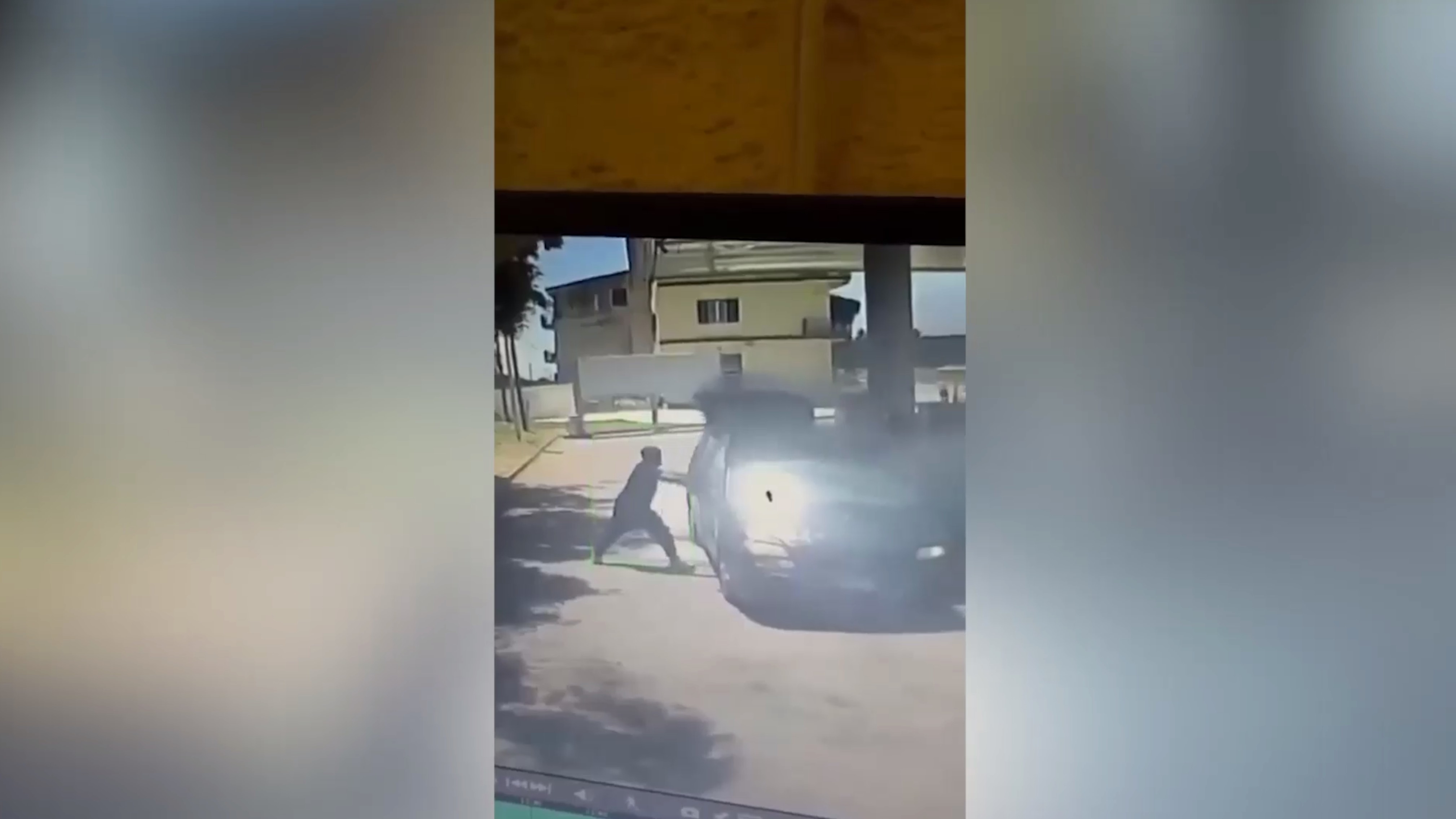 Четверых мигрантов заперли в машине на заправке и подожгли &mdash; видео