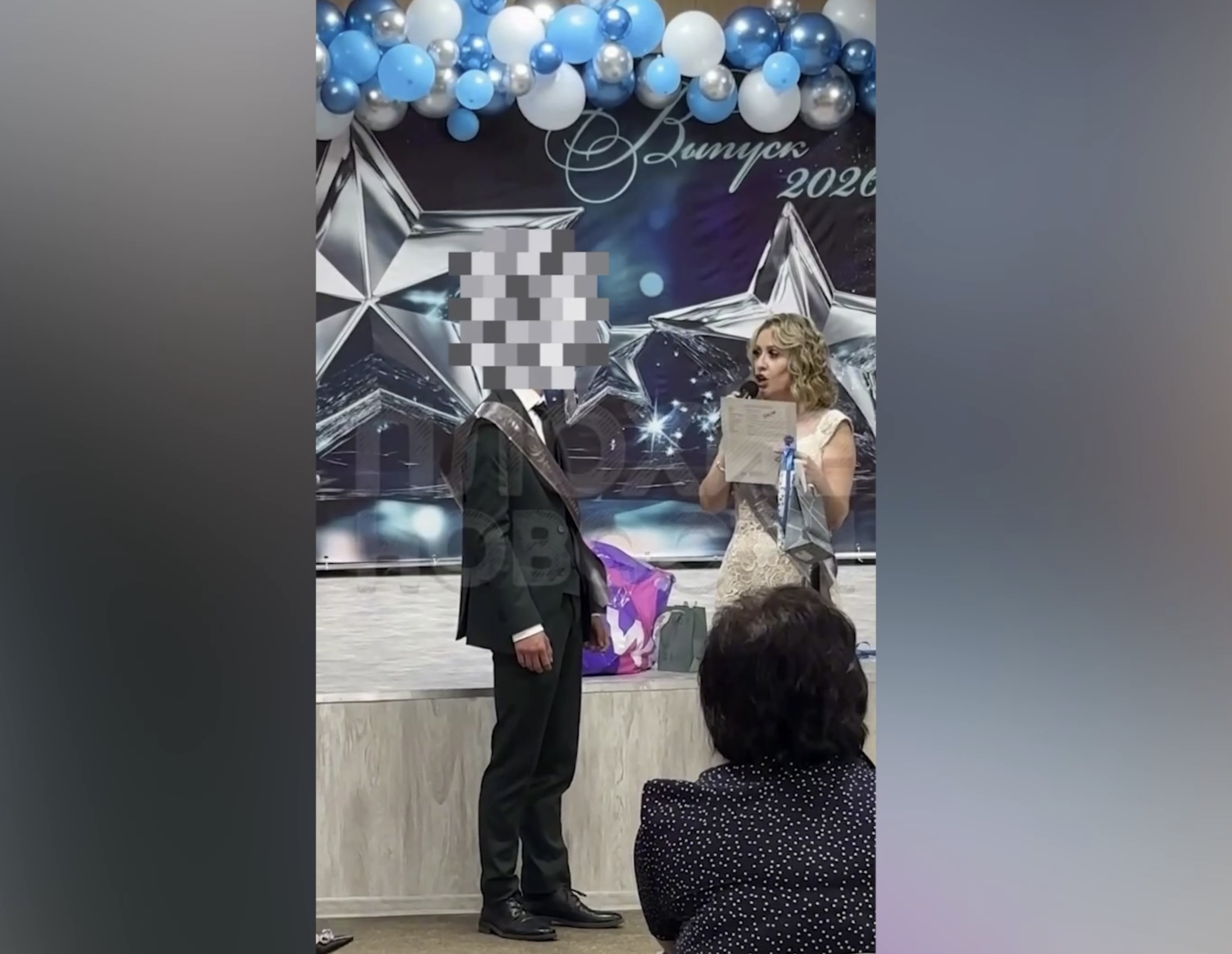 Последний звонок с привкусом травли: Учительница вручила школьнику грамоту &laquo;ошибка 404&raquo;