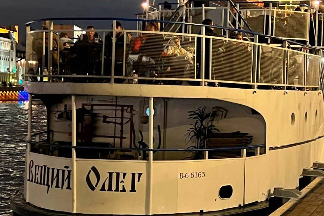 Прогулка с двойным дном: Пассажиры теплохода в Москве пожаловались на шашлык в 20 раз дороже билета