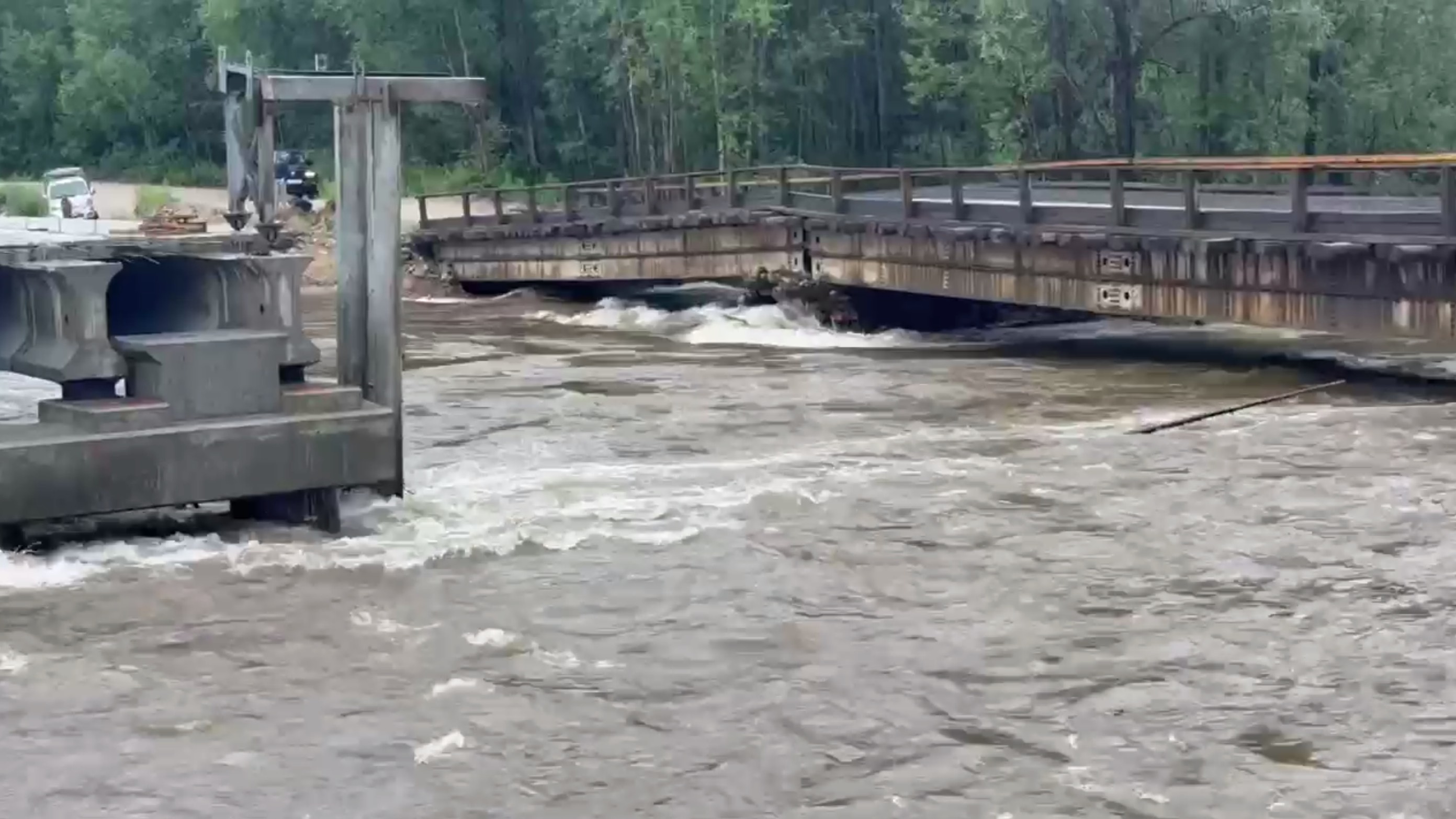 Большая вода отрезала Бодайбо: Добраться до города по трассе больше невозможно