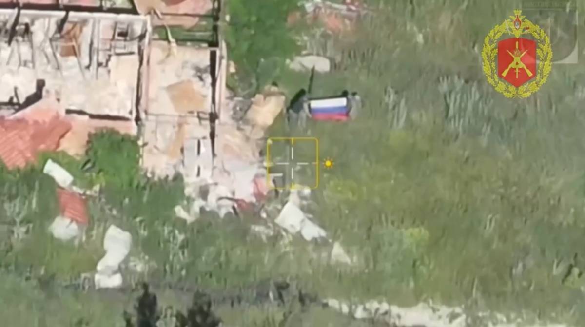 На видео сняли водружение флага России над освобождённой Пискуновкой