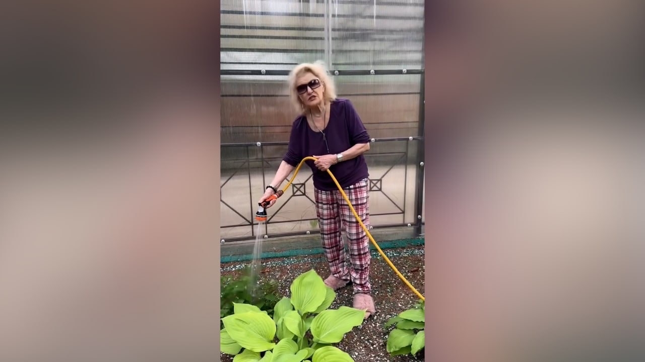 Не сидит на месте: 90-летняя звезда &laquo;Девчат&raquo; удивила кадрами с дачного участка
