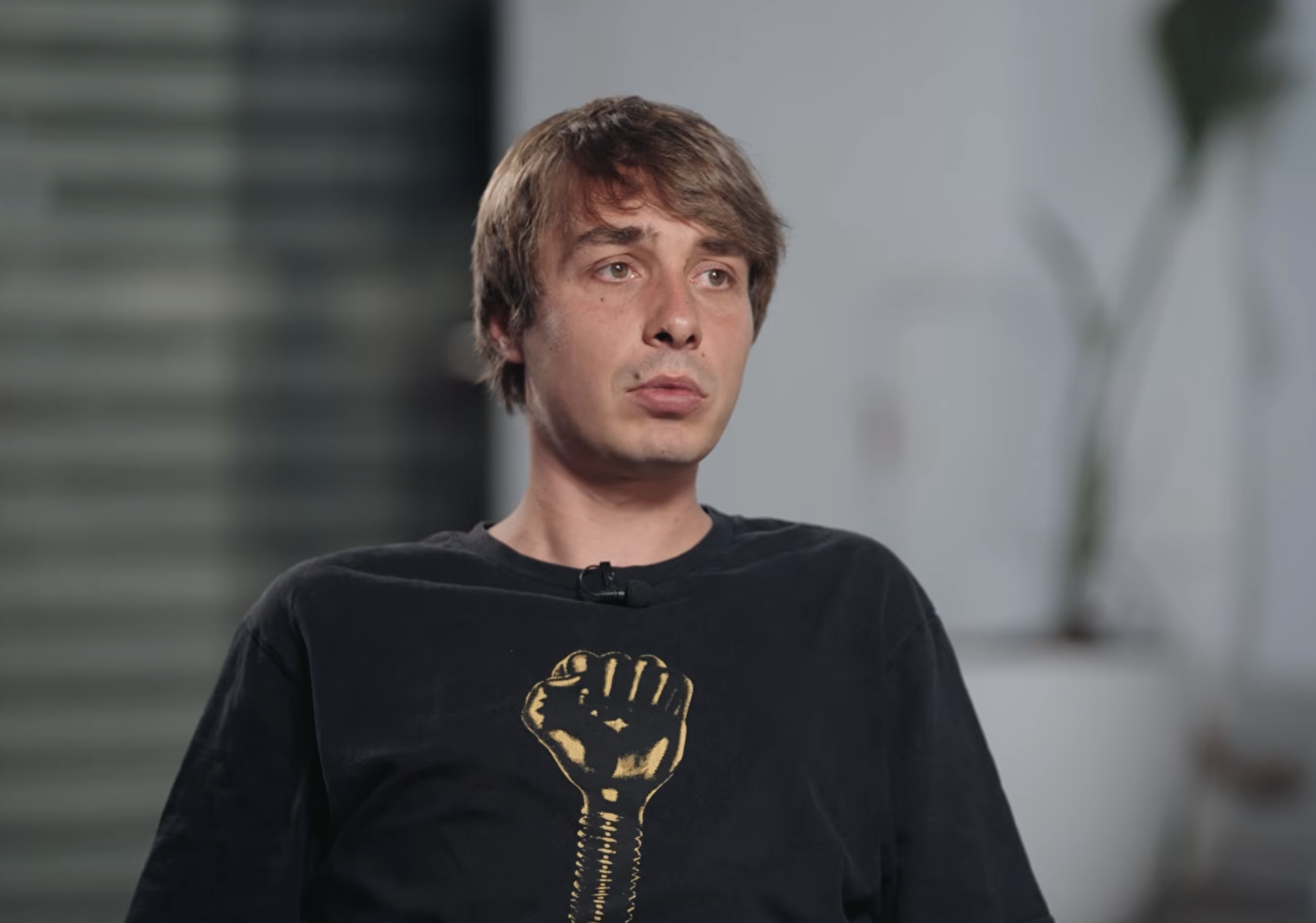 &laquo;Сейчас я оптимист &mdash; наполовину есть&raquo;: Комик Детков впервые откровенно рассказал о жизни без части руки