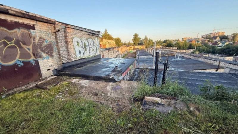 В Смоленске автомобиль съехал с крыши гаража, погибли два человека