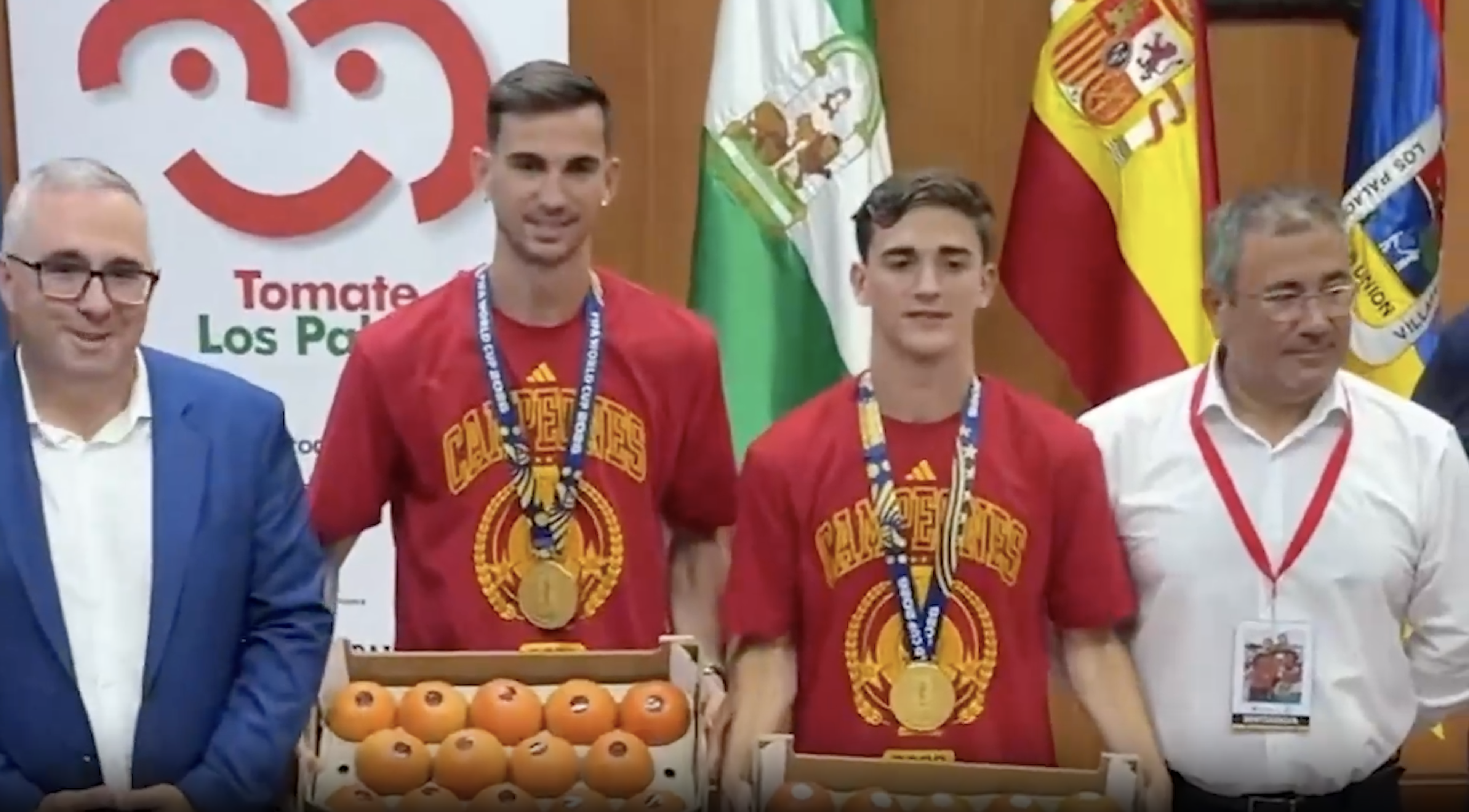 Чемпионам мира по футболу Гави и Руису подарили 153 кг помидоров