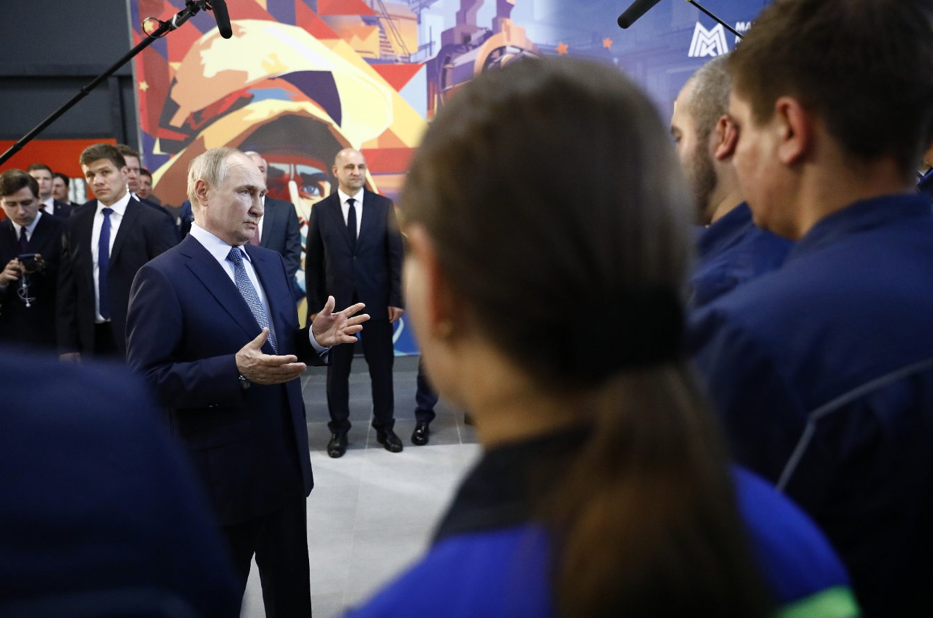Путин после посещения Адмиралтейства пообщался с петербуржцами