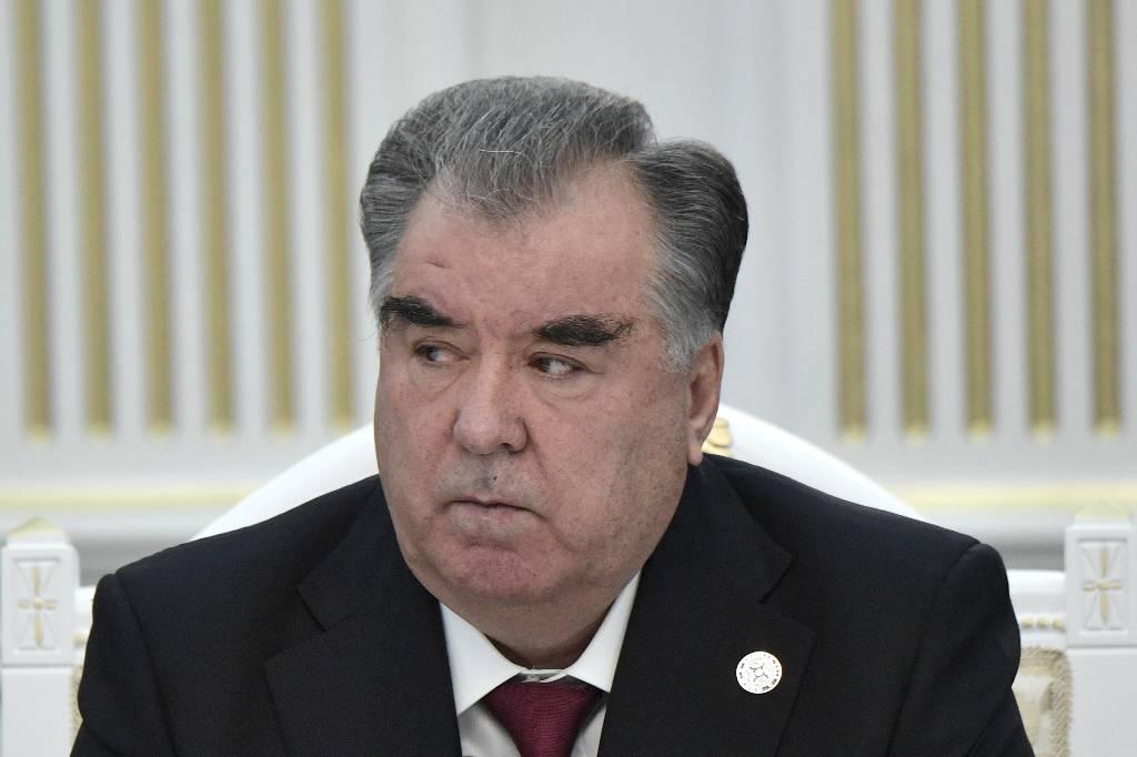 Президент Таджикистана поручил каждой семье запастись продуктами на два года