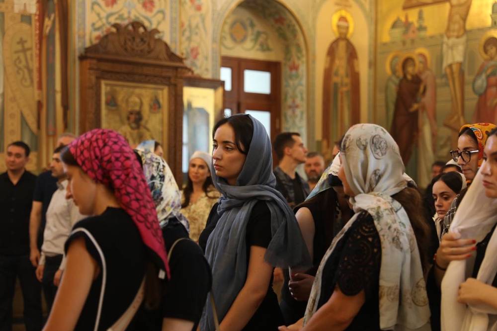 «Бабушки в белых платочках уходят»: Режиссёр — о том, как православие стало трендом у зумеров