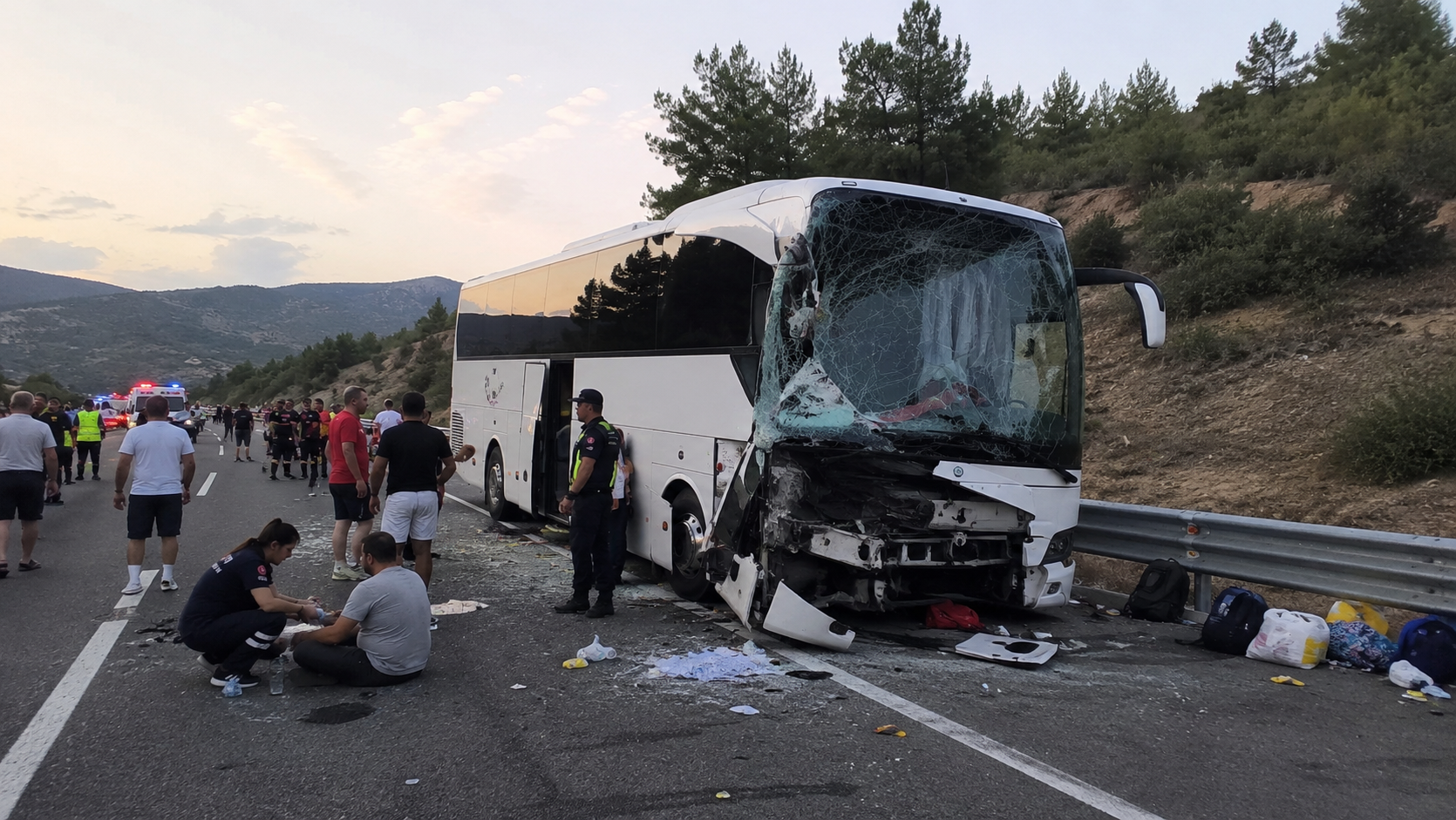 В Турции автобус с пассажирами попал в ДТП, пострадали 19 человек