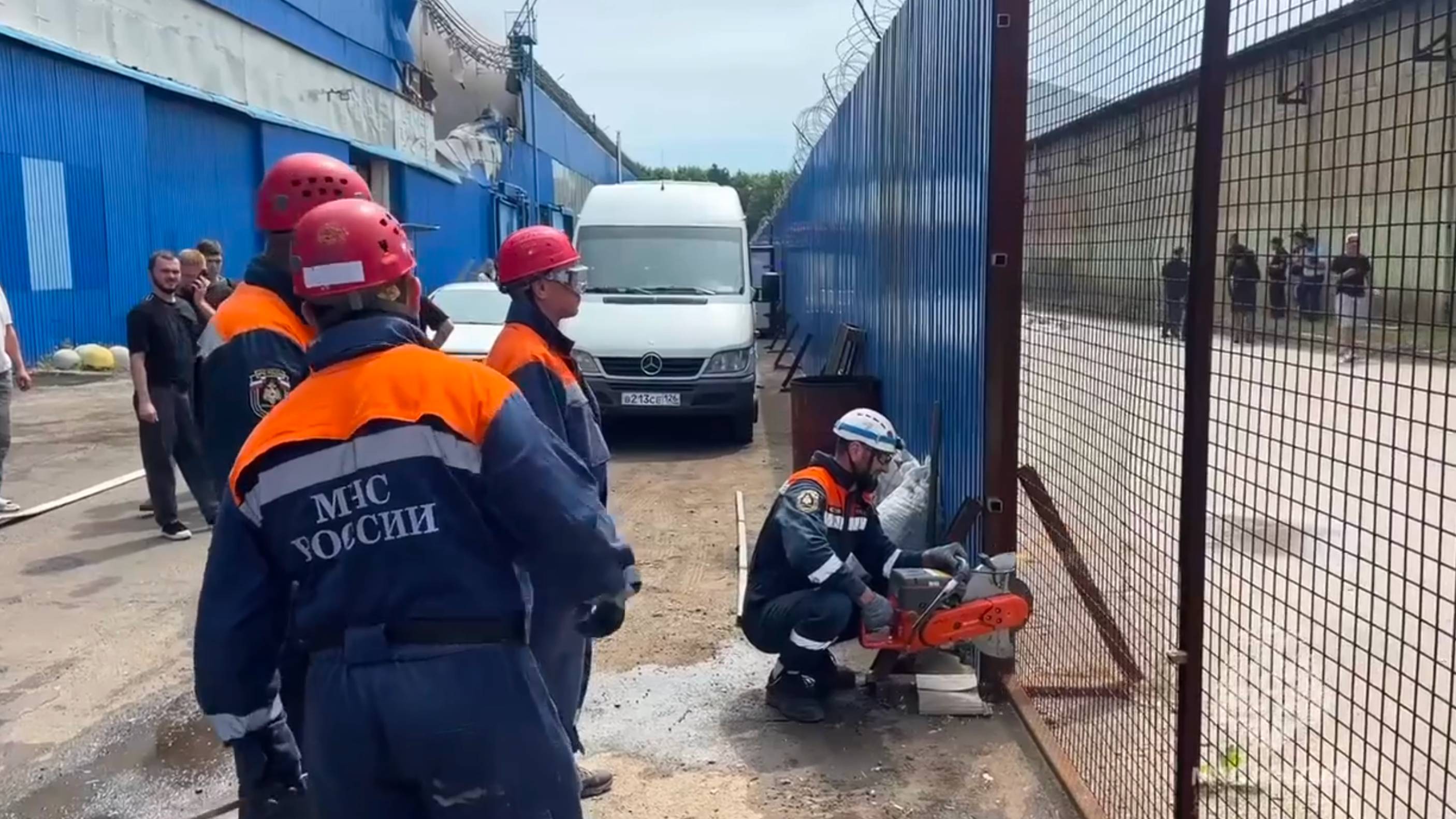 Площадь пожара на складе в Ставрополе увеличилась до пяти тысяч квадратов
