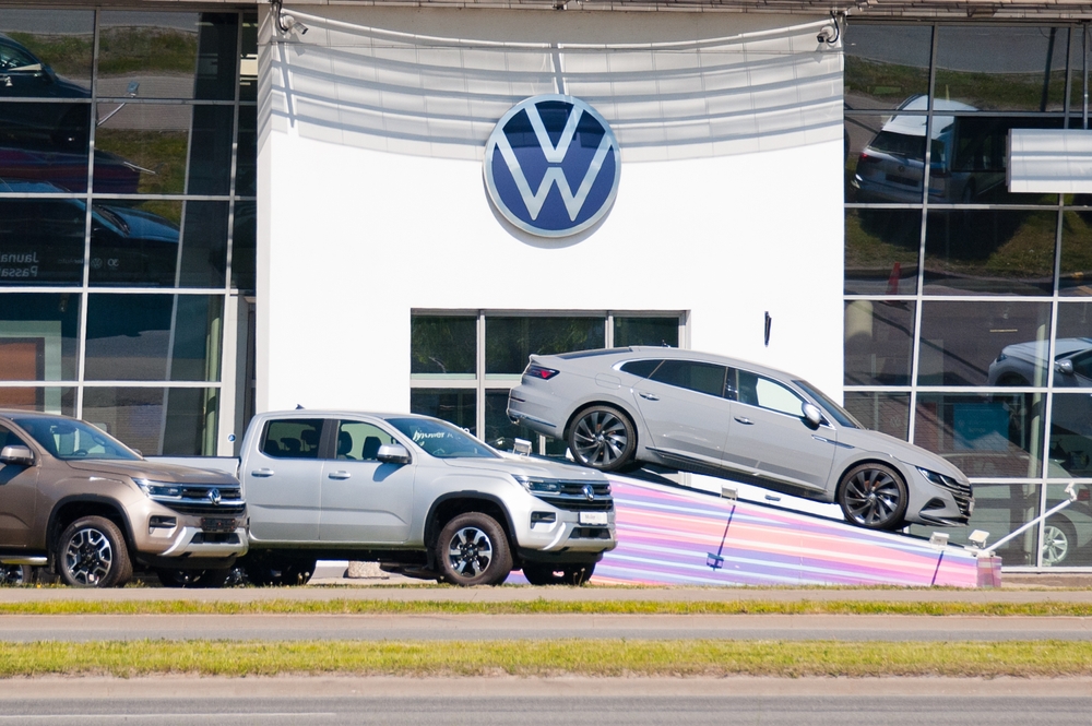 Volkswagen заменил газонокосилки на овец возле польского завода