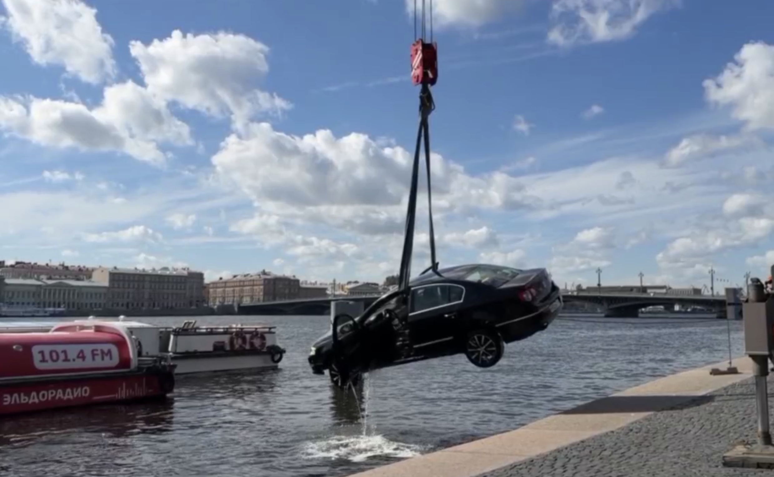 В Петербурге очередное авто рухнуло в Неву напротив Медного всадника