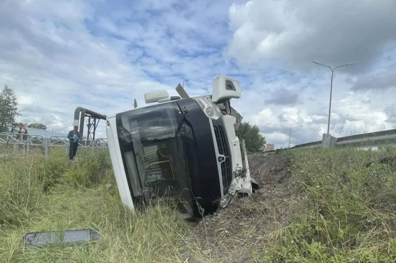Семь человек пострадали при опрокидывании автобуса в Пермском крае