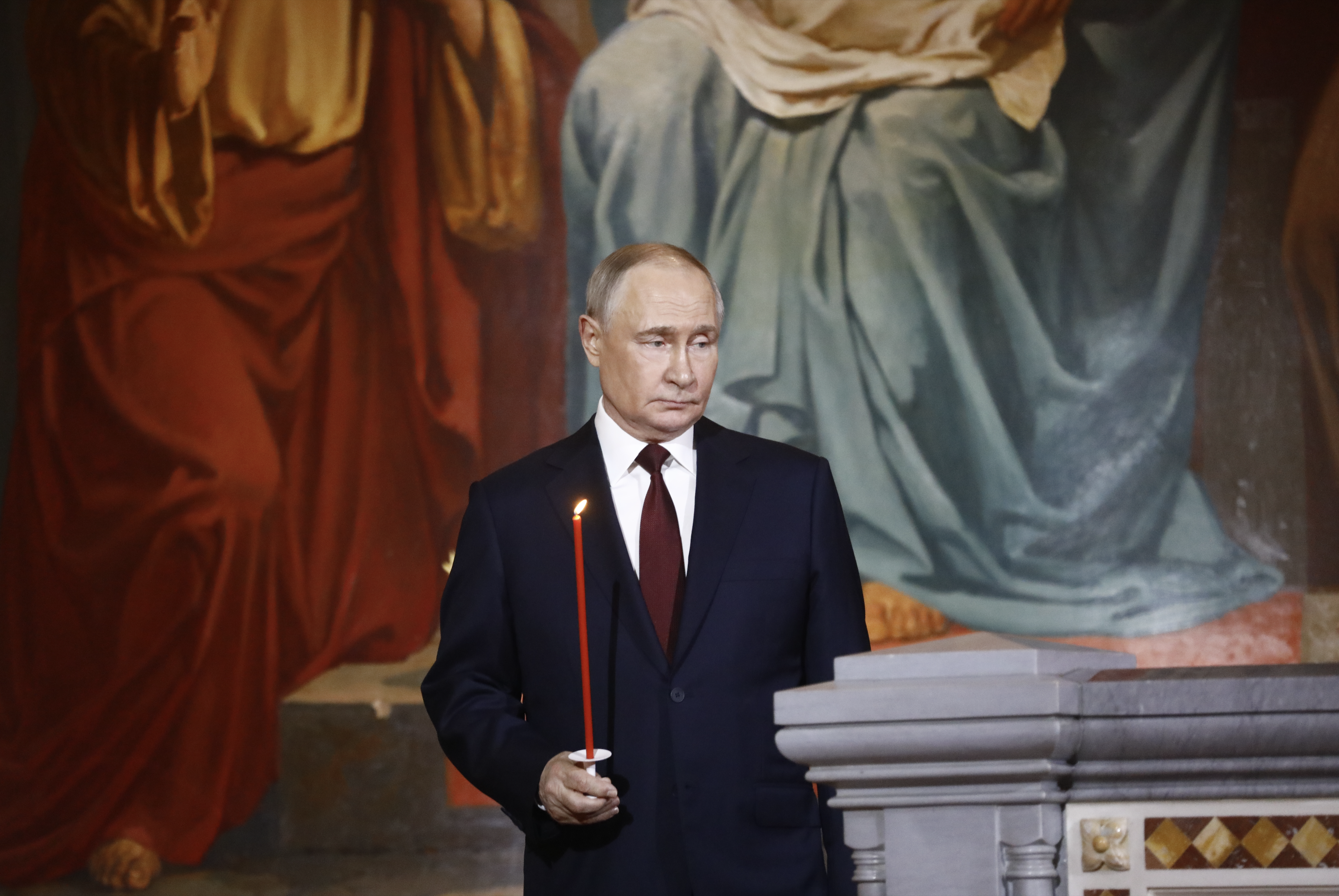 Путин участвует в молебне в соборе, в котором обрели мощи Дмитрия Донского