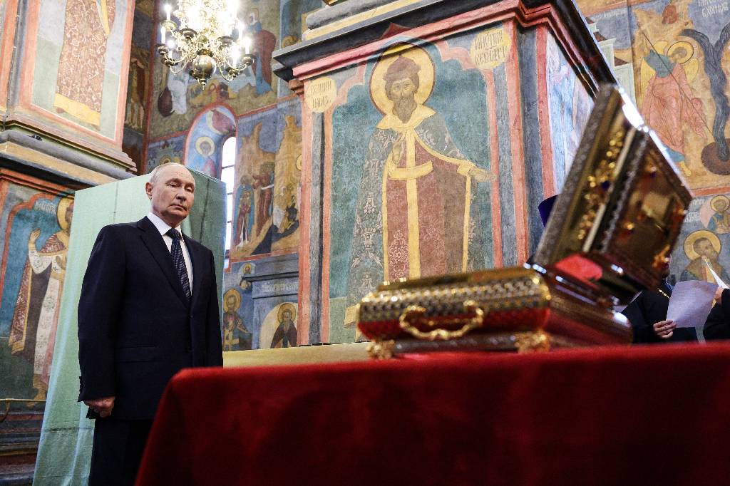 Путин назвал чудесным обретение мощей князя Дмитрия Донского