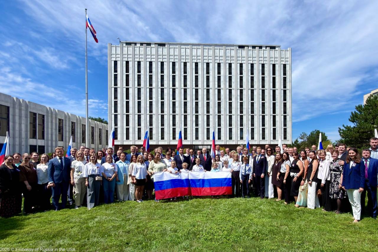 Сотрудники посольства России в США провели акцию с триколором
