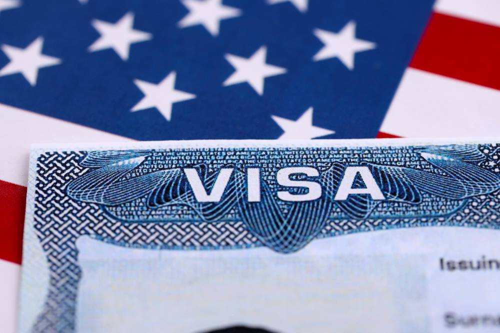 AP: Власти США намерены аннулировать до 200 тыс. туристических и деловых виз