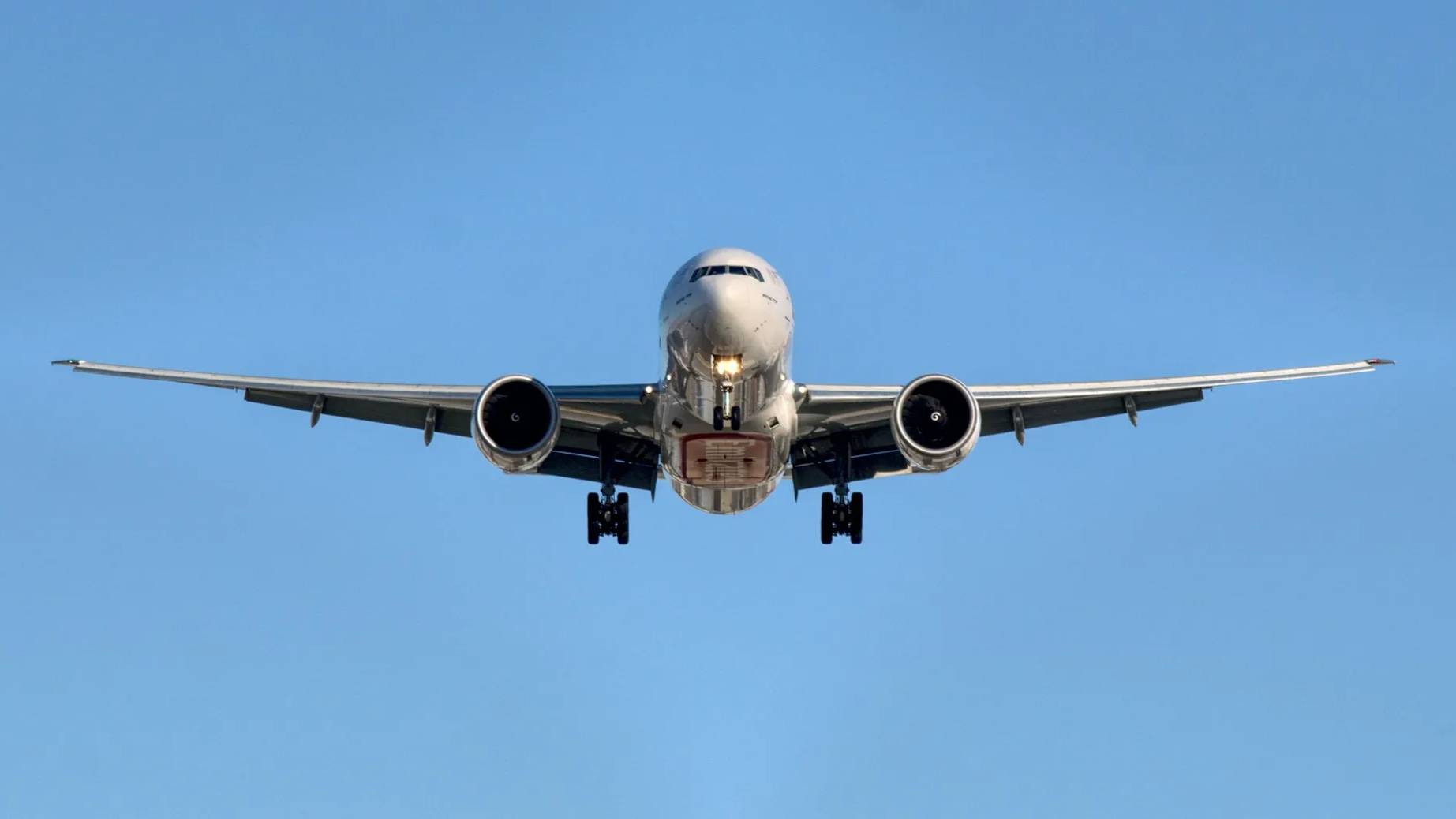 Грузовой самолёт AeroLogic аварийно сел в аэропорту Нарита недалеко от Токио