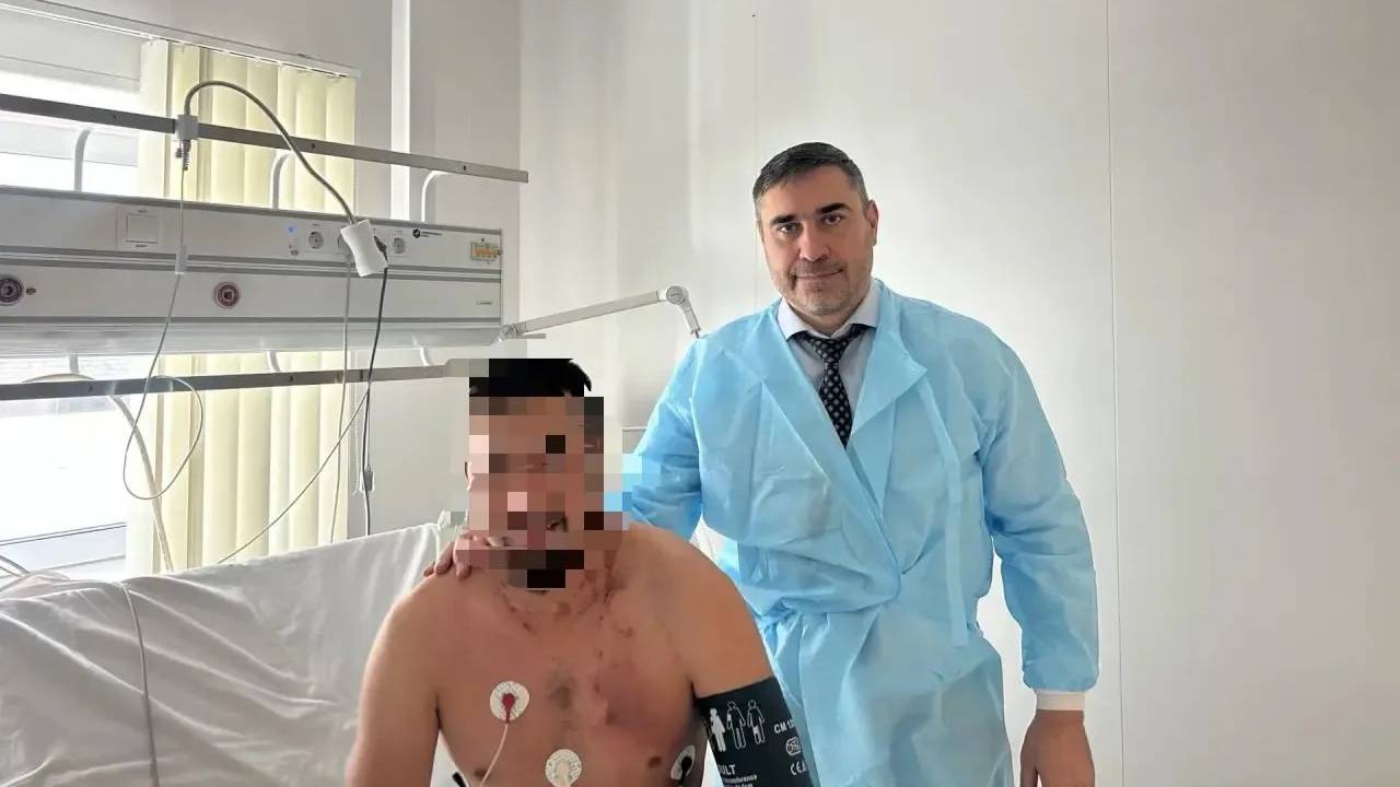 Глава Минздрава Алтая Хубезов показал фото морпеха, выжившего после удара молнии