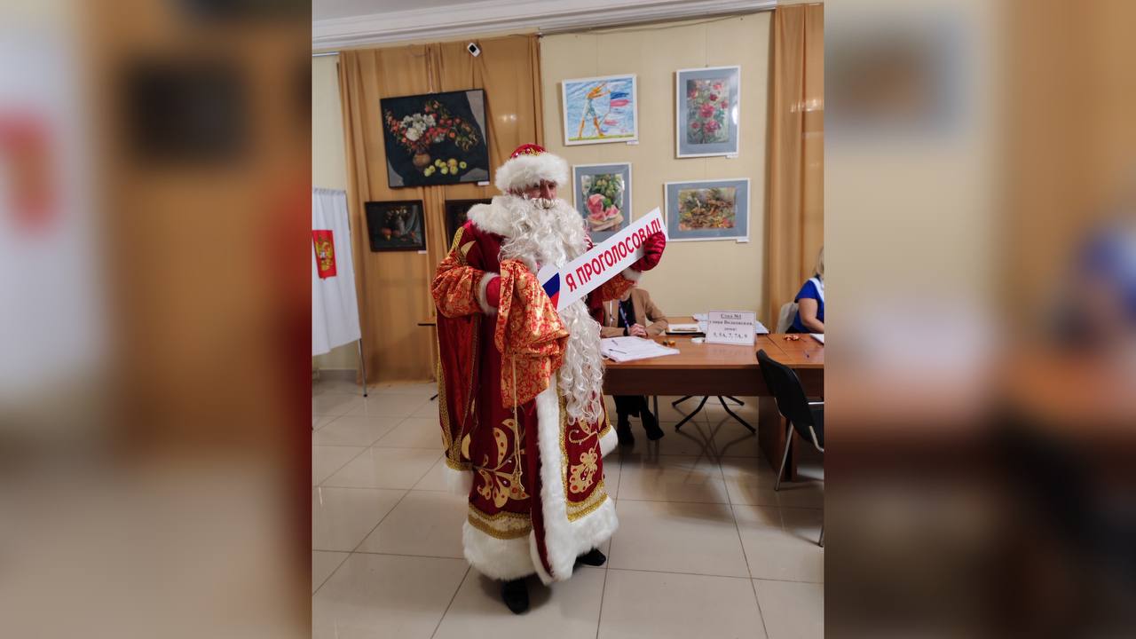 Праздник не только в Новый год: Дед Мороз с подарками навестил избирательный участок в Люберцах