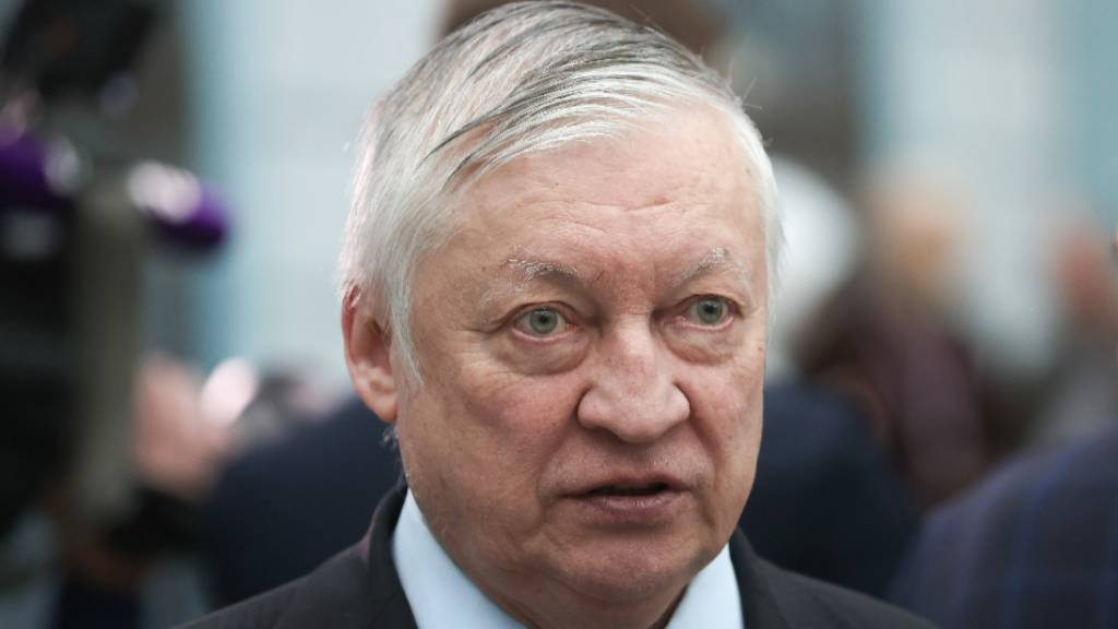 «Это безобразие»: Карпов резко оценил решение FIDE по российским шахматистам
