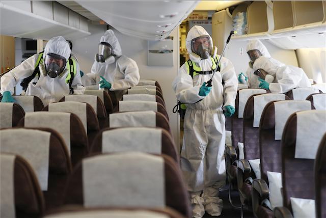Дезинфекция салона самолёта, прибывшего из Дубая в Инчхон, Южная Корея. Фото © ТАСС / YONHAP