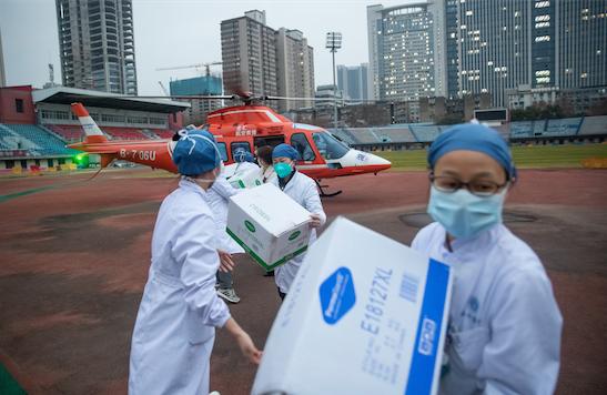 Доставка медикаментов в больницу Конкорд в китайском городе Ухань. Фото © ТАСС / YFC