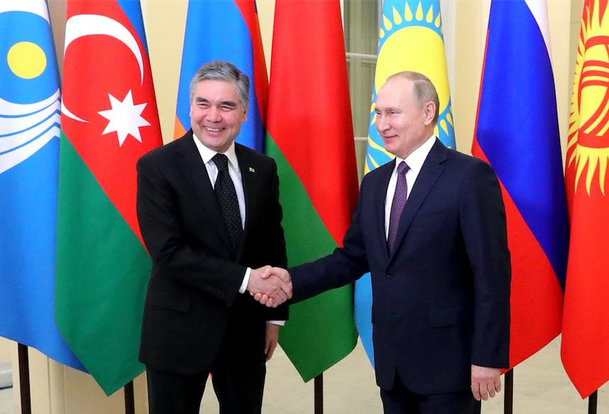 Президент России Владимир Путин (справа) и президент Туркменистана Гурбангулы Бердымухамедов. Фото © Kremlin