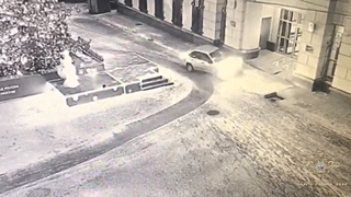 Подросток угнал каршеринговое авто и врезался в здание МВД на Петровке — видео