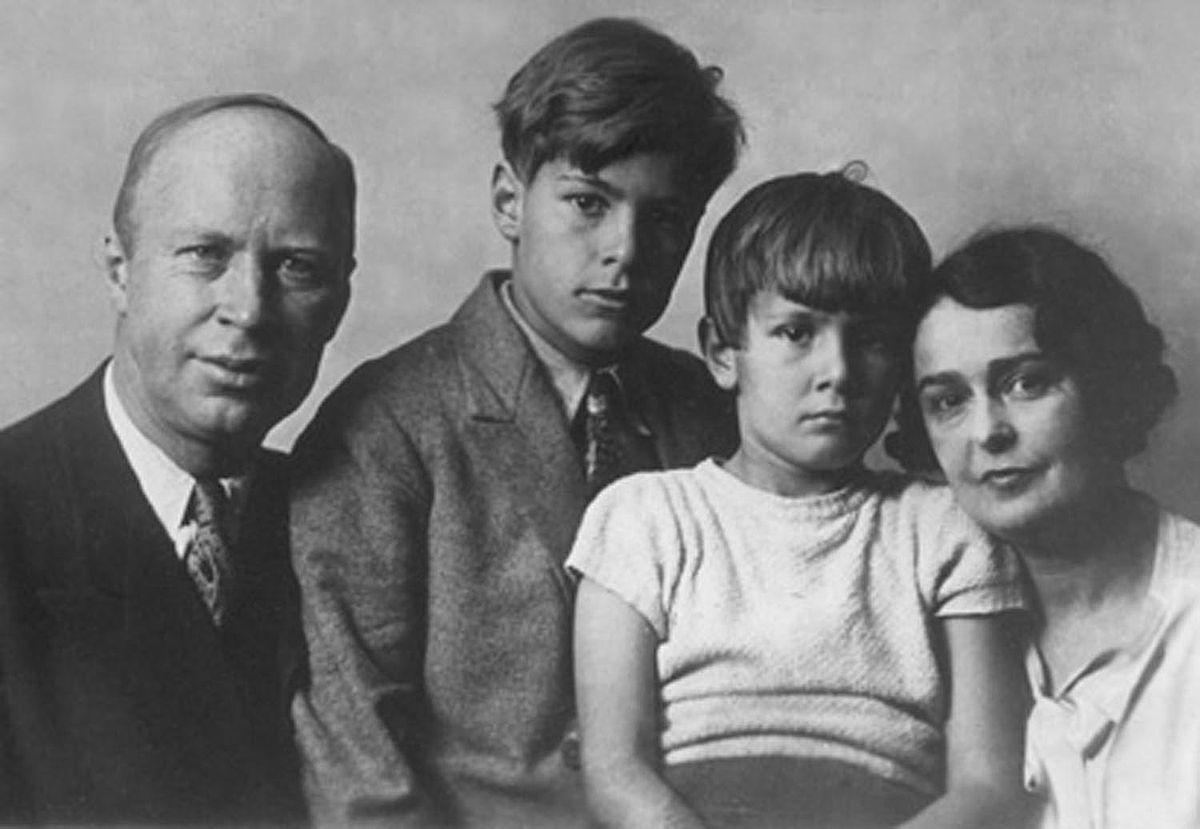 Сергей Прокофьев и Лина Кодина с детьми. Фото © Wikipedia 