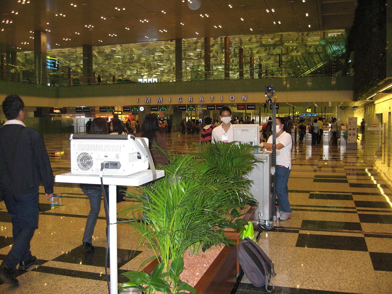 Дистанционное измерение температуры тела пассажиров, прибывающих в аэропорт Сингапура. Фото © Wikimedia Commons