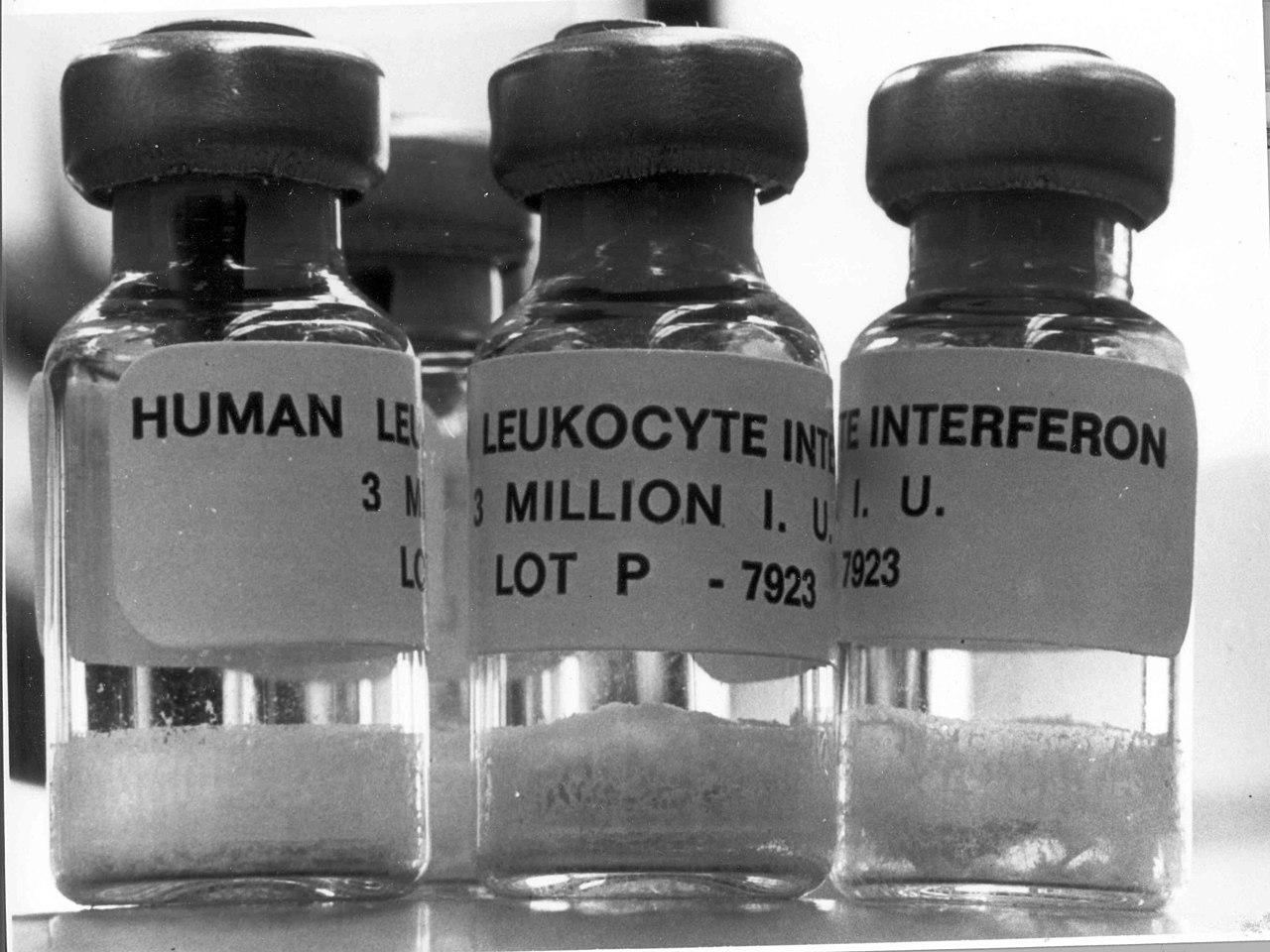 Человеческий лейкоцитарный интерферон во флаконах. Фото © Wikipedia