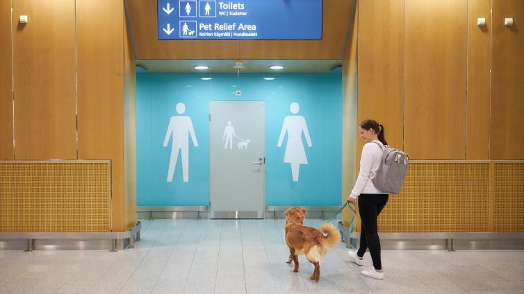 <p>Фото © <a href="https://www.finavia.fi/en/newsroom/2020/pets-now-have-their-own-toilets-helsinki-airport" target="_blank" rel="noopener noreferrer">Аэропорт Хельсинки</a></p>