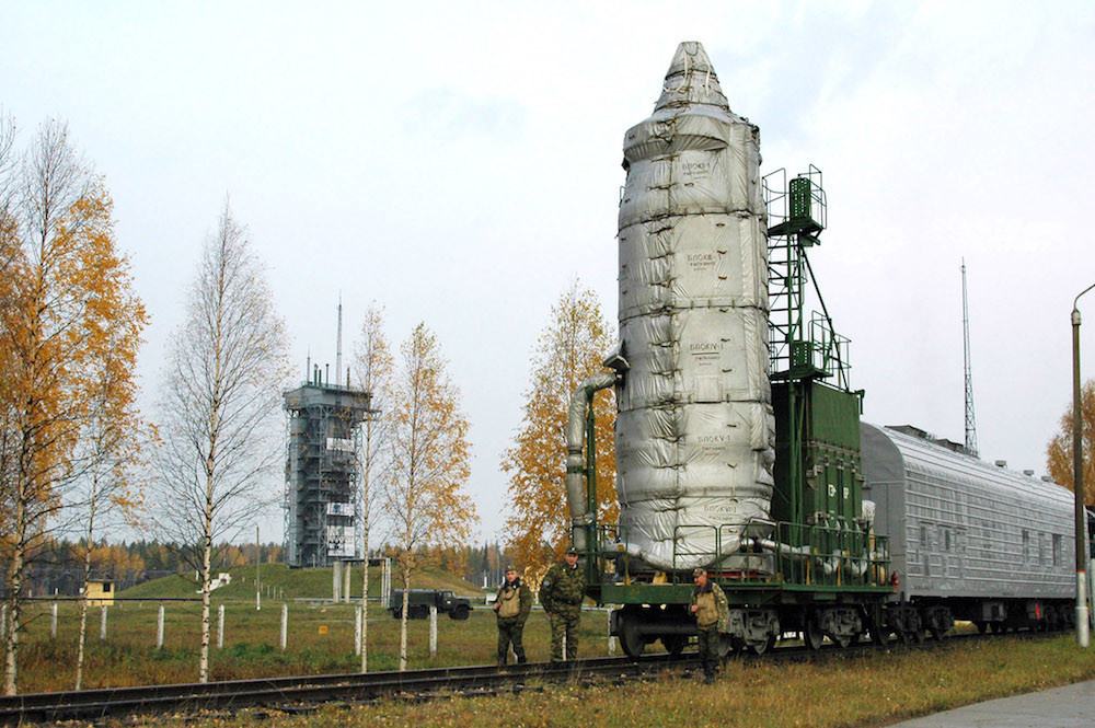 Транспортировка РКК "Рокот" на стартовый комплекс космодрома Плесецк. Фото © ИТАР-ТАСС / Александр Бабенко
