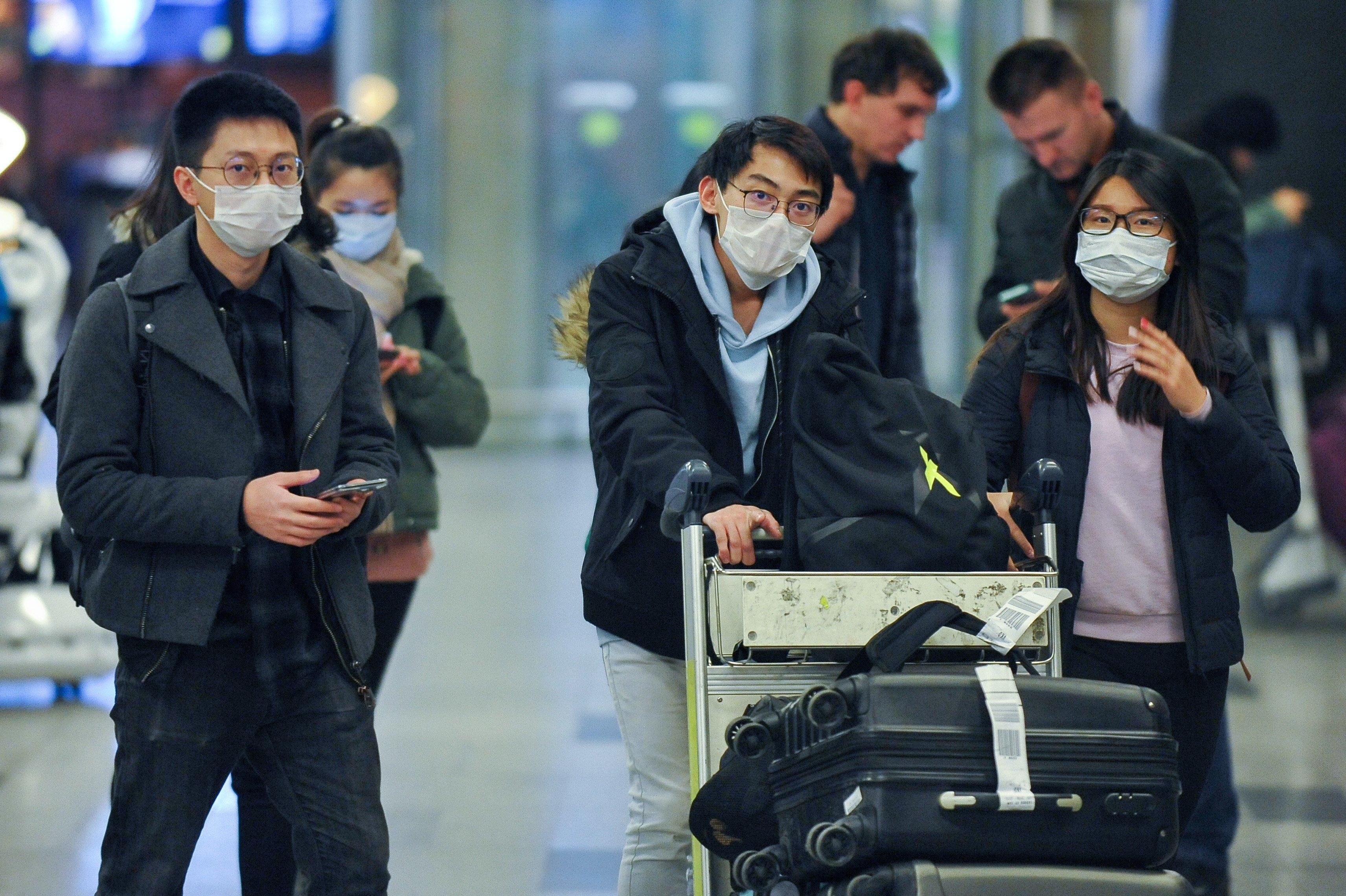 Китаец переехал. Китайцы в аэропорту. Туристы из Китая. Китайские туристы. Китайцы в масках в аэропорту.