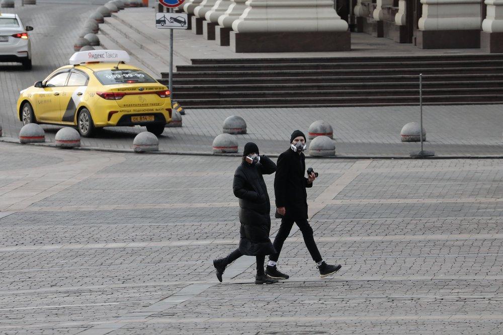 На пустой улице мегаполиса каждый человек бросается в глаза. Фото © Агентство городских новостей "Москва" / Софья Сандурская 