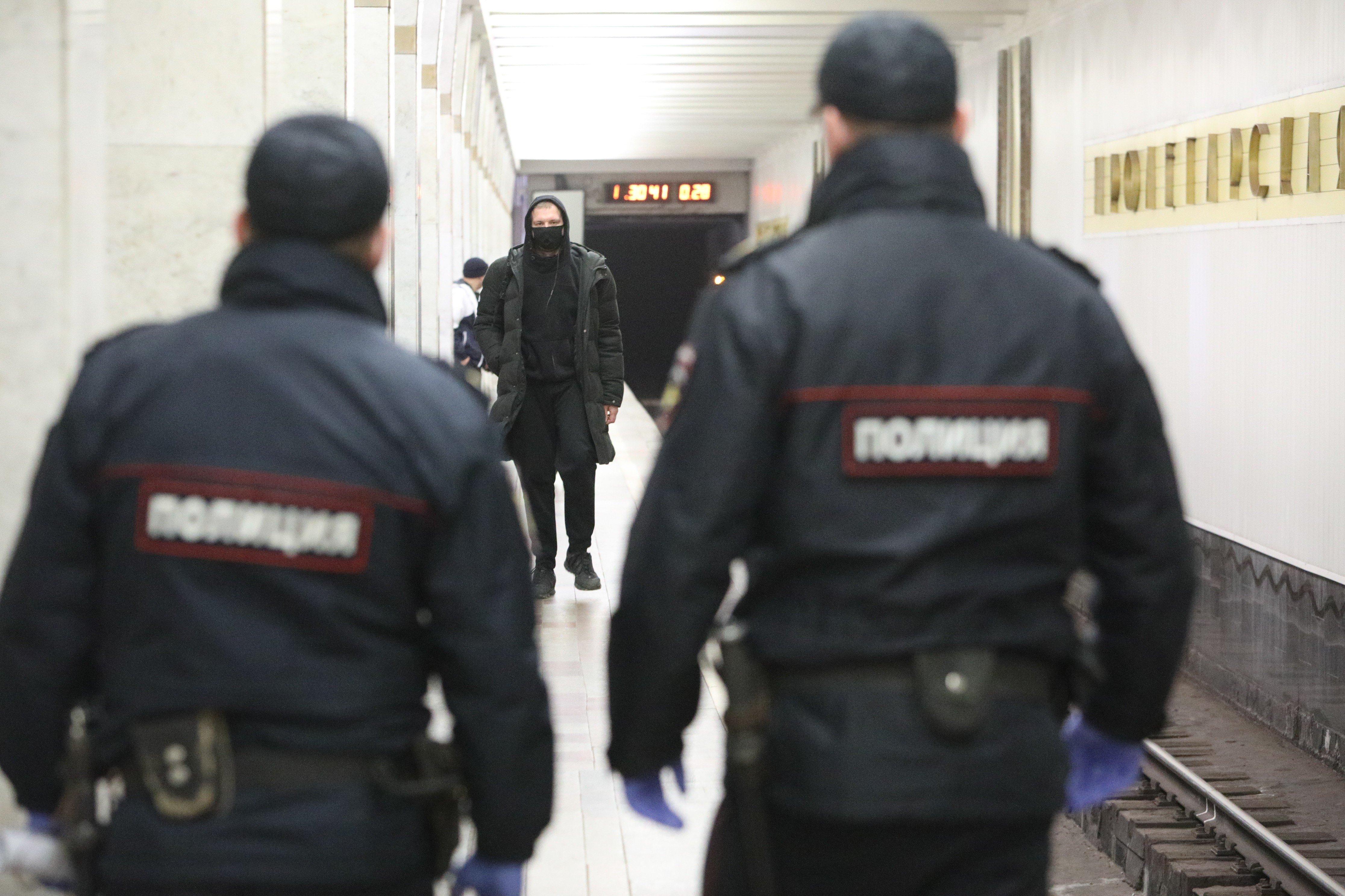 Нападение на милицию. Нападение на полицию в Московском метро. Мигрант в полиции на метро. Нападение на полицейских в Москве. Полиция в Московском метро.