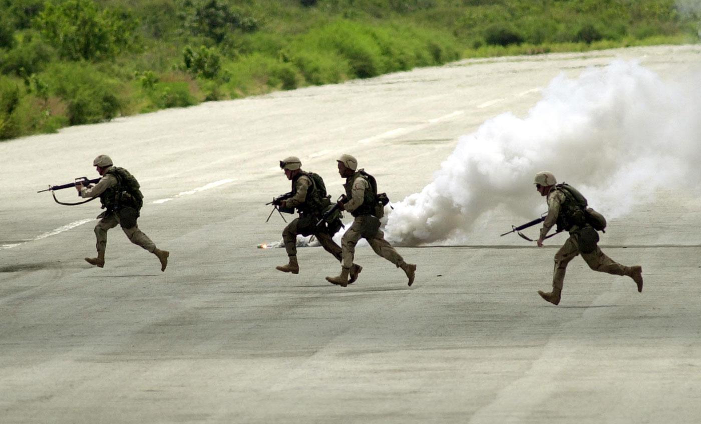 Военное нападение. Военный пляж. Армия Кении. Военные нападают на природу.