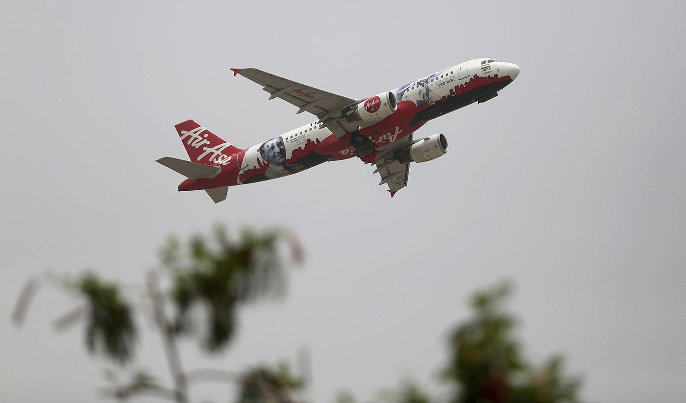 посадка пассажиров в самолет. аэропорт индии. самолет из индии в москву. аир индия москва дели маршрут. эйр индия самолет.