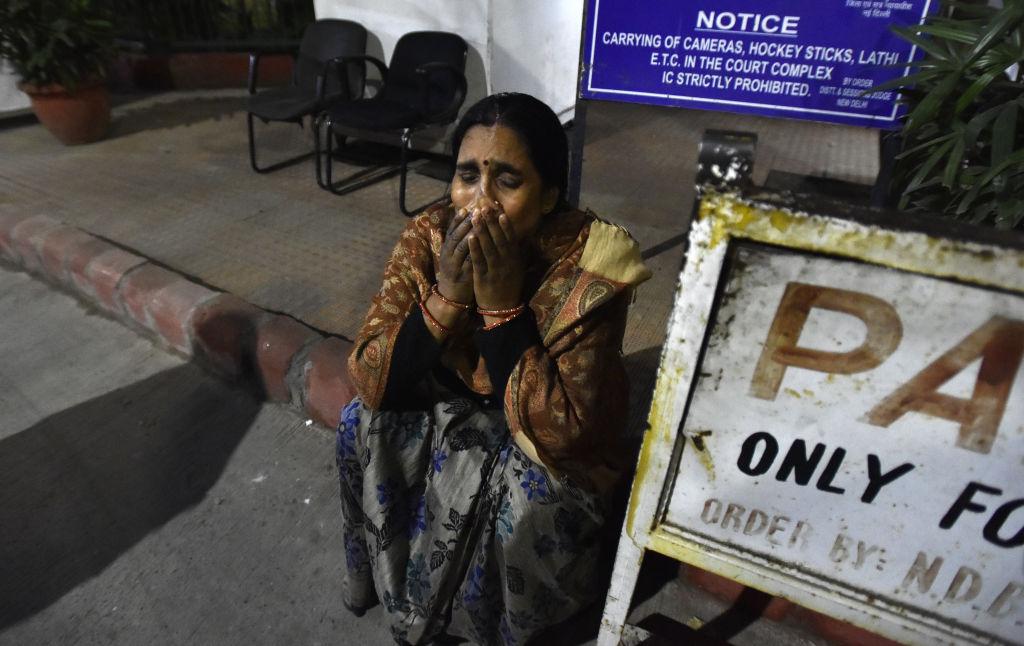 Мать жертвы насилия на пороге суда Дели. Фото © Sonu Mehta / Hindustan Times