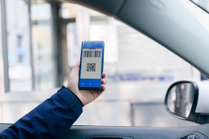 Купленный нелегально QR-код кажется пропуском к свободе, но завезти может не туда. Фото © Getty Images