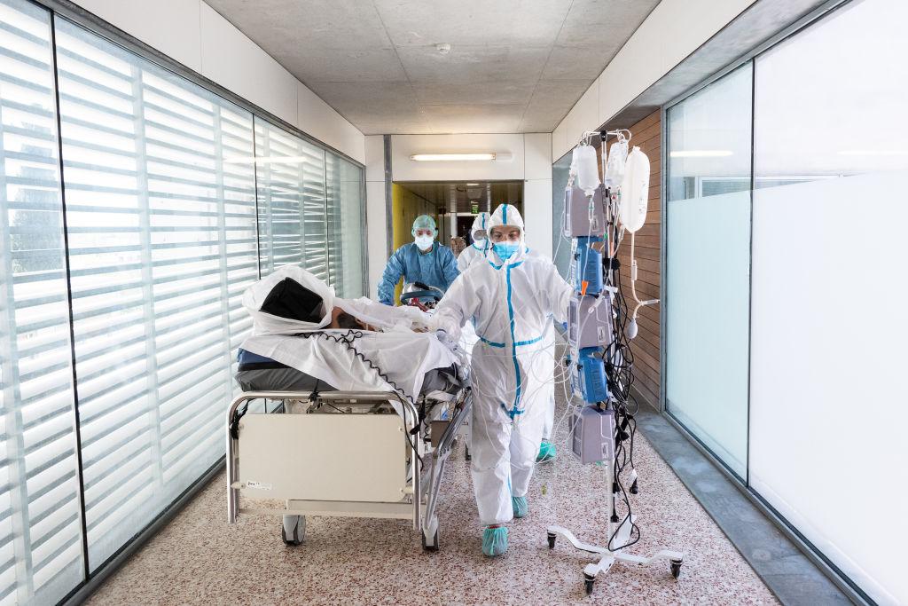 В Испании за сутки умерло минимальное за полтора месяца число пациентов с коронавирусом