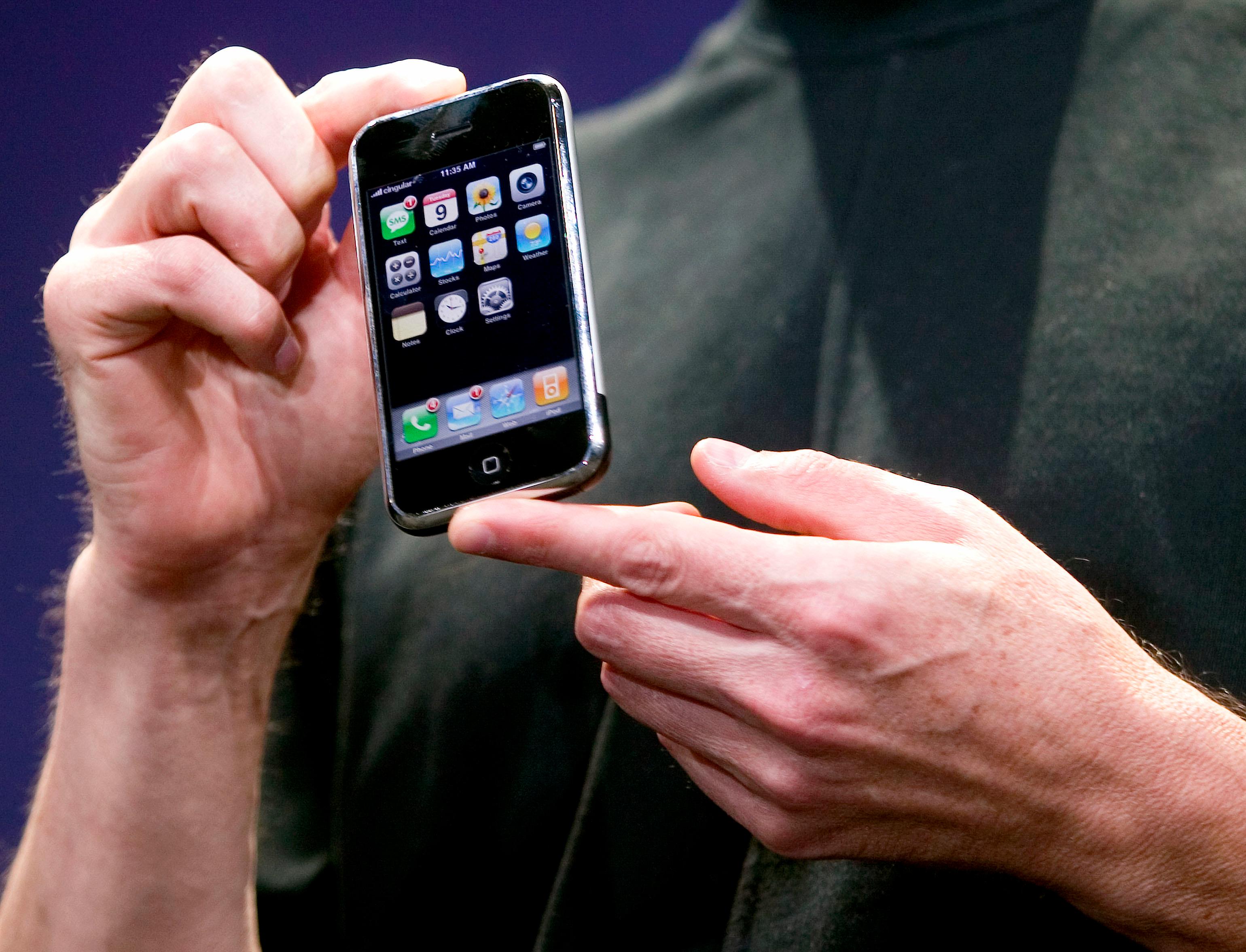 Айфон 1 поколения. Iphone 1. Первый айфон. Самый первый iphone в мире. Айфон в руке.
