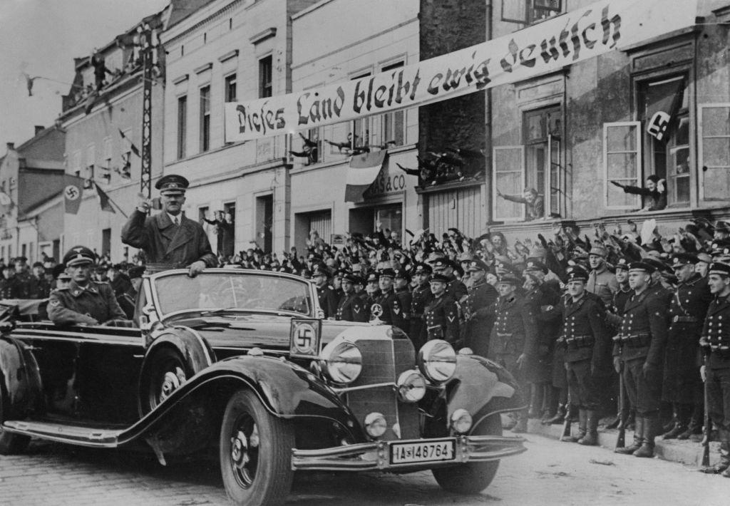 Адольф Гитлер приветствует моряков в Мемеле (позднее — Клайпеда), в Литве. Фото © Keystone / Hulton Archive / Getty Images