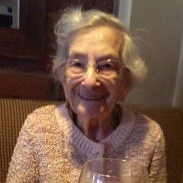 94-летняя старушка за неделю стала звездой Twitter, написав пару шуток про джин и скрипучие кости